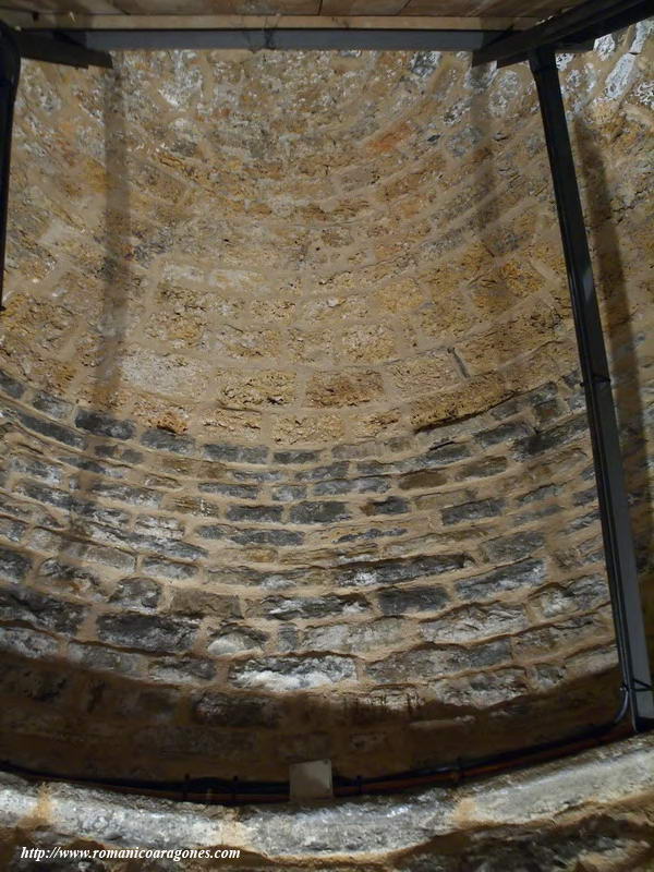 CASCARÇON ABSIDAL TRAS EL RETABLO